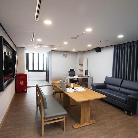 Cinema House Hotel In Пусан Экстерьер фото